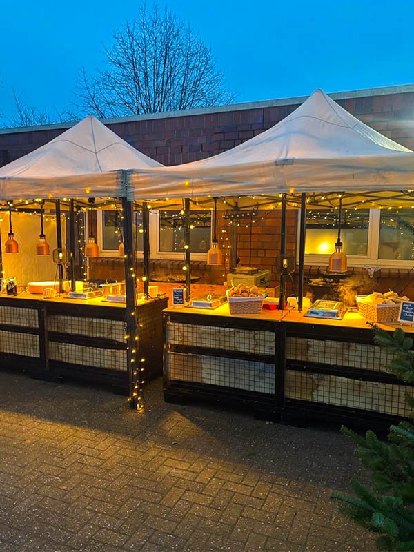Stimmungsvolles Abendbuffet unter beleuchteten Pavillons