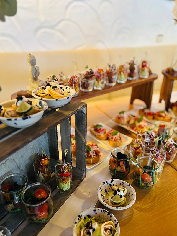 Vielfältige Fingerfood-Auswahl auf rustikalen Holzständern