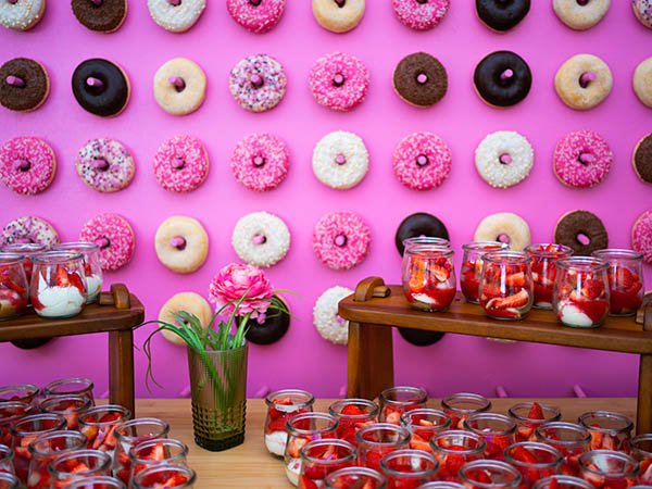 Bunte Donut-Wand und Dessert-Präsentation