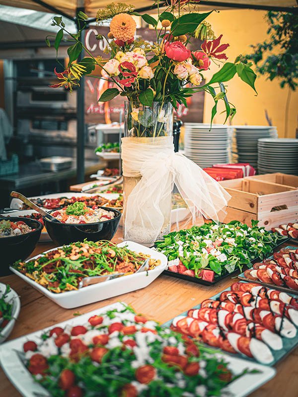 Frisches Salatbuffet mit Blumendekoration